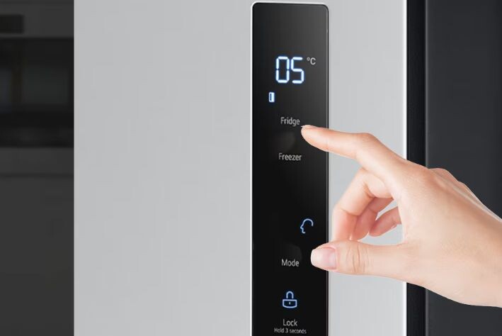 Màn hình LED được đặt ngay ngoài bề mặt của cửa tủ GR-B256JDS