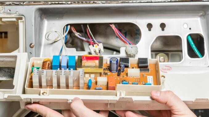 Do bo mạch điều khiển trên máy giặt đang gặp trục trặc