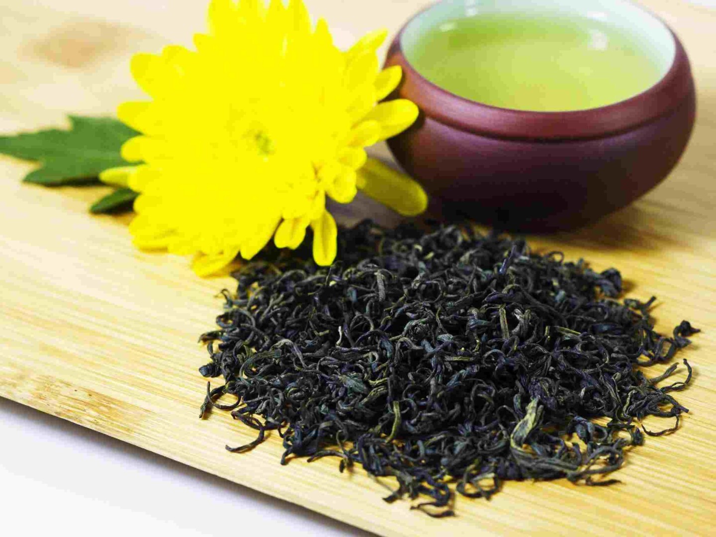 5. Cách khử mùi tủ lạnh bằng chè khô