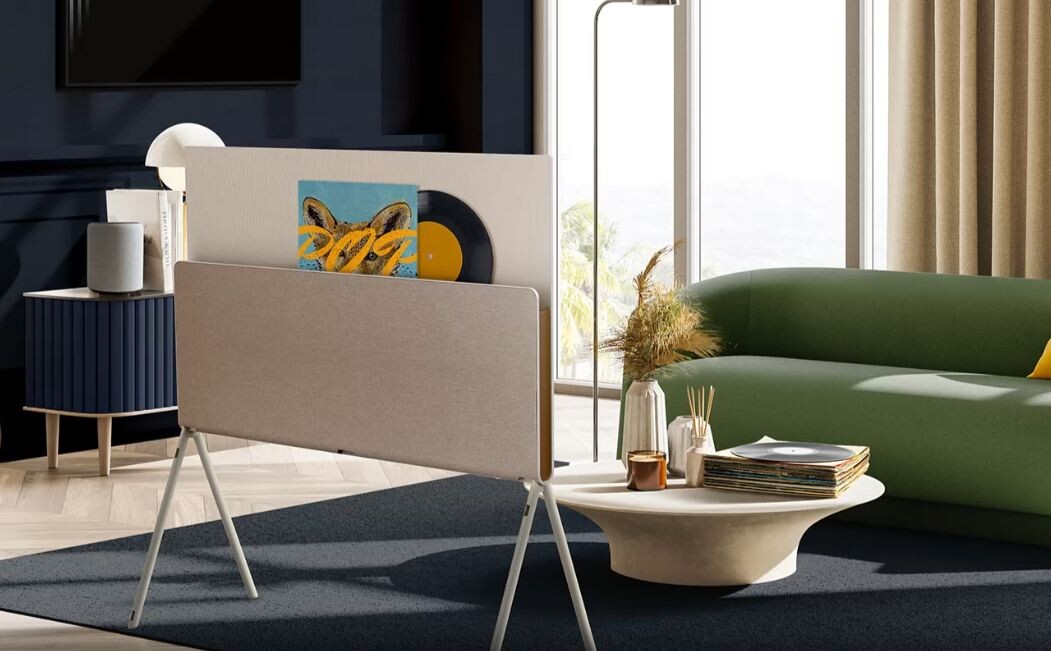 Mặt sau của thiết bị có một chiếc hộc cực kỳ độc đáo có thể cất nhiều đồ dùng 