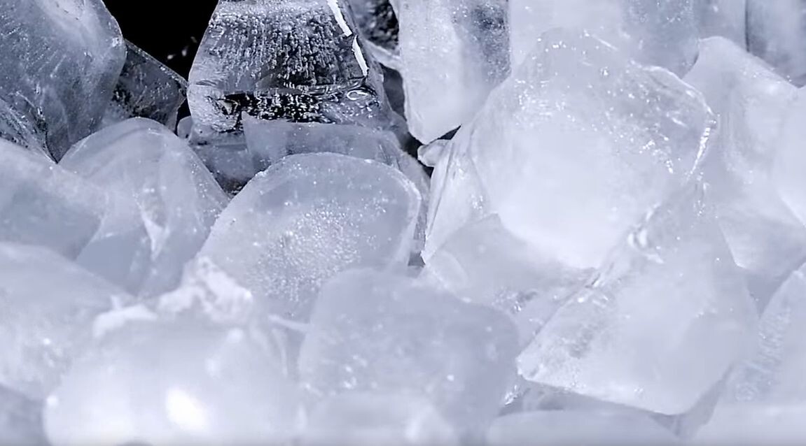 Hệ thống làm đá tự động giúp người dùng tiết kiệm thời gian và công sức làm đá thủ công