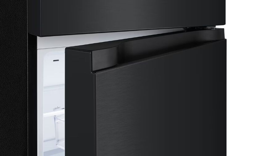 Tay nắm cửa được thiết kế lõm vào trong, tạo một mặt phẳng hài hòa khi đóng tủ vào