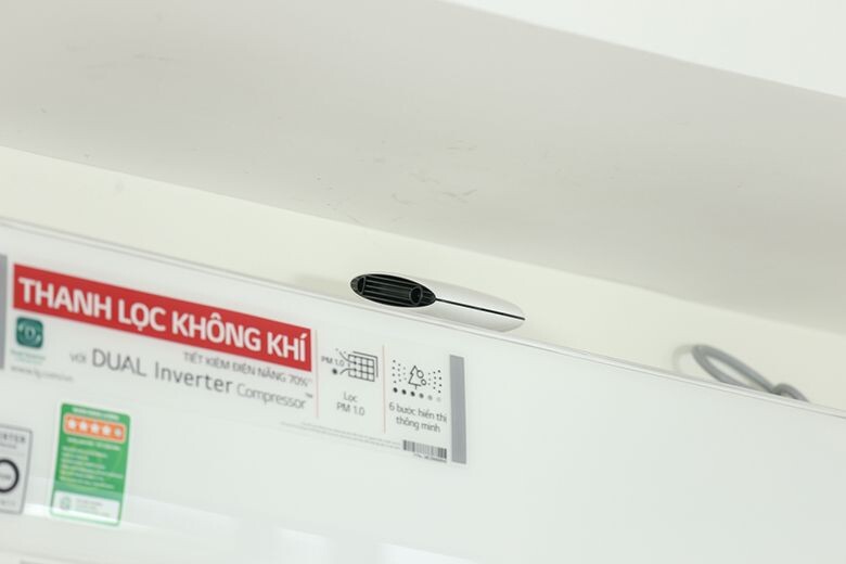Không khí được thanh lọc bụi PM1.0 nhờ việc trang bị cảm biến bụi có trên máy