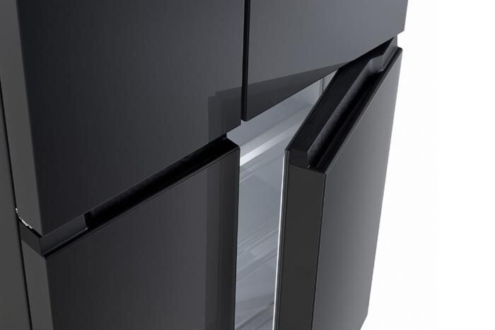 Mặt tủ thiết kế phẳng, phần tay nắm dạng ẩn dễ dàng cầm nắm