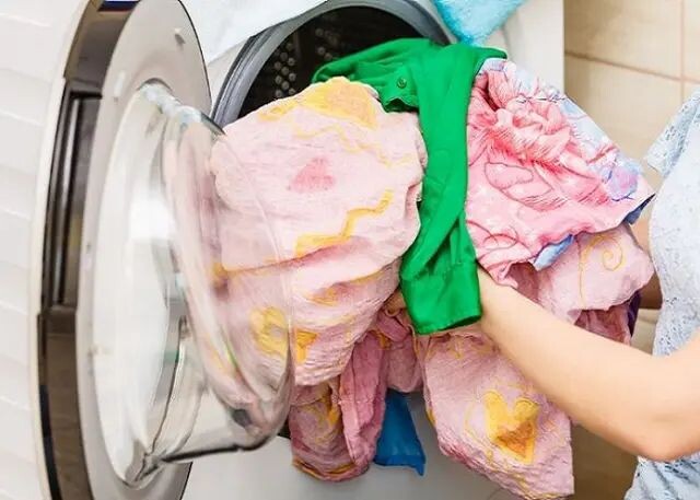 Quần áo bên trong lồng giặt quá tải