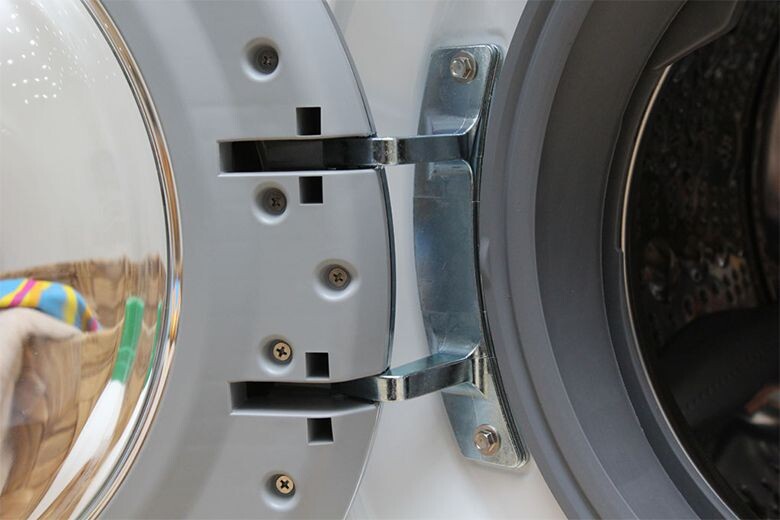 Bộ phận bản lề, nắp lật bị hỏng