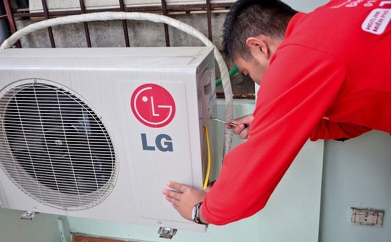 Kiểm tra dàn nóng điều hòa LG