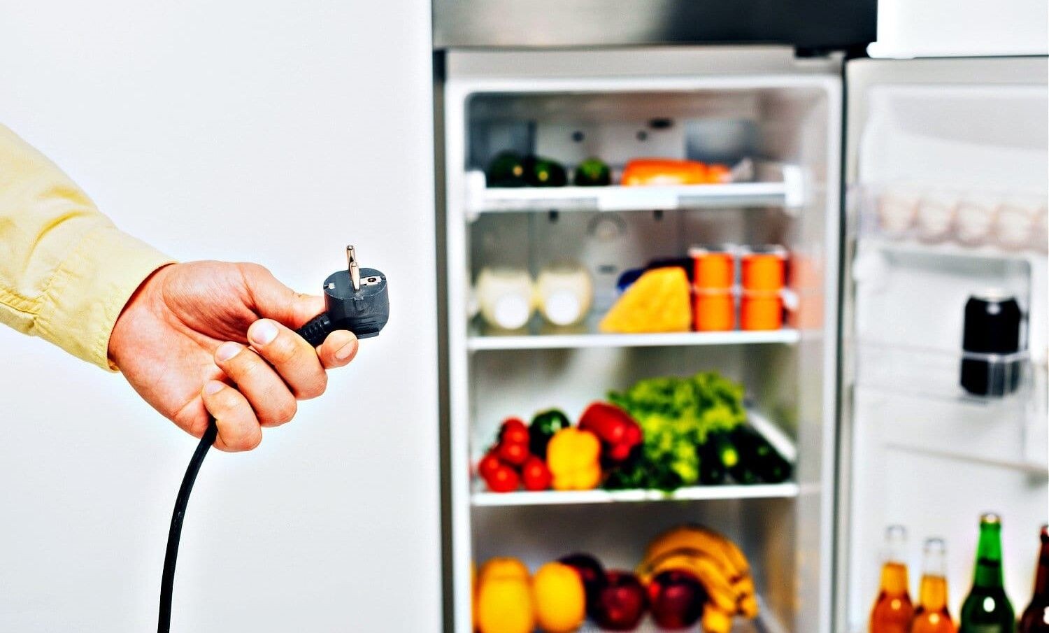 Rút phích cắm tủ lạnh và chờ trong khoảng từ 5 - 10 phút