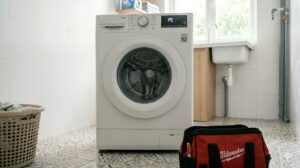 Máy giặt LG báo lỗi PE hiển thị trên màn hình điều khiển phía trước máy