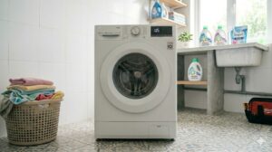 Máy giặt LG hiển thị mã lỗi U5 trên bảng điều khiển trong phòng giặt