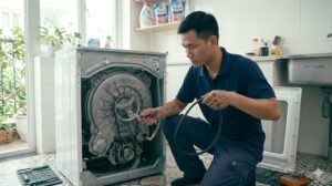 Kỹ thuật viên thay dây curoa cho máy giặt LG cửa trên tại nhà khách hàng