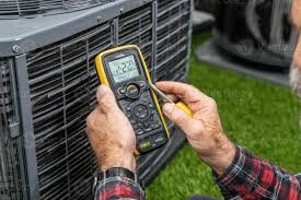 Kỹ thuật viên kiểm tra board mạch điều hoà LG để xử lý lỗi CH22 CH35
