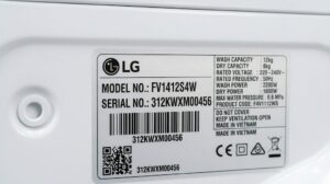 Cận cảnh tem nhãn máy giặt LG hiển thị rõ model number và serial number