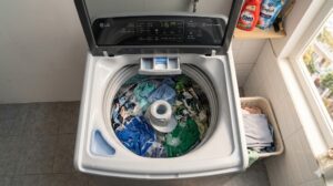 Máy giặt LG cửa trên đang trong chu kỳ giặt nhìn từ trên xuống