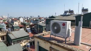 Cục nóng điều hoà LG 2.5HP lắp đặt thoáng gió trên sân thượng