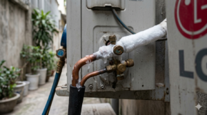 Kiểm tra dấu hiệu thiếu gas điều hoà LG: ống đồng đóng băng và dàn lạnh lạnh không đều