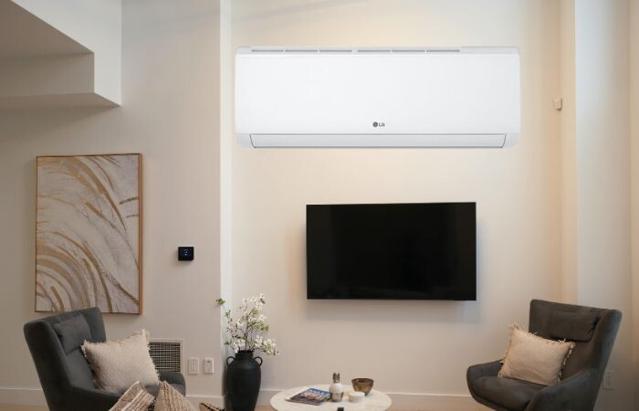 Kỹ thuật viên tư vấn công suất điều hòa LG 12000 BTU cho phòng khách