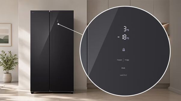 Bảng điều khiển được thiết kế ngay bên ngoài mặt tủ