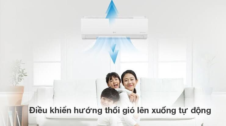 Nhân viên tư vấn báo giá điều hòa LG cho khách hàng tại cửa hàng